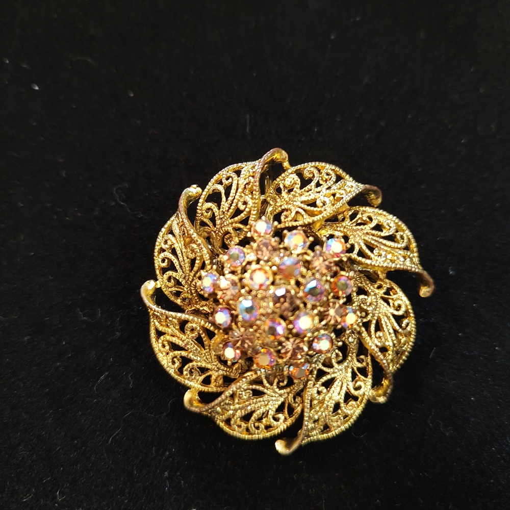 Elegant Gold Floral Brooch